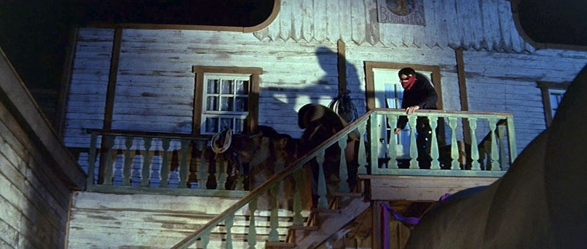  Дядя Бен -каскадер Степан Хргович- падает на лестницу после удара бандита Клинча 